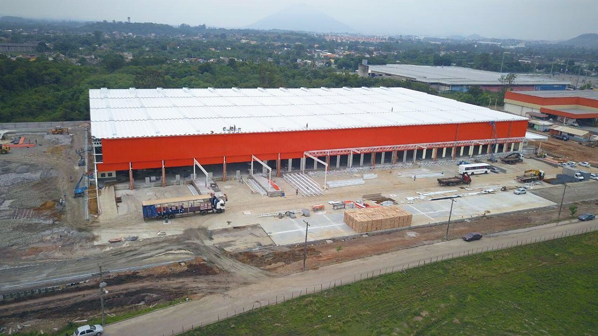 Vista externa do galpão de grande porte em fase final de obra