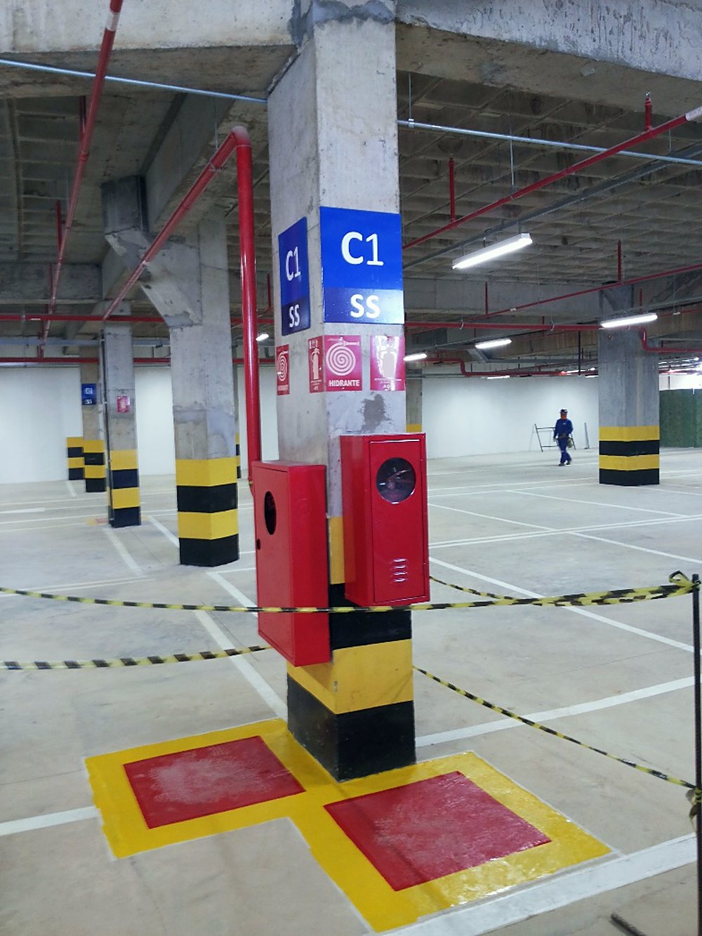Abrigo de hidrante instalado e sinalizado no piso de estacionamento