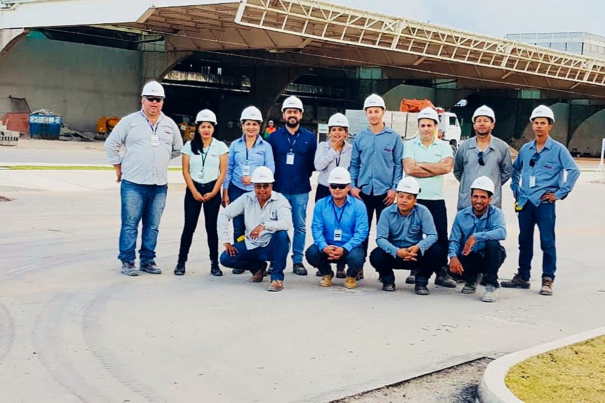 Equipe de coordenação e engenharia reunida na frente de obra
