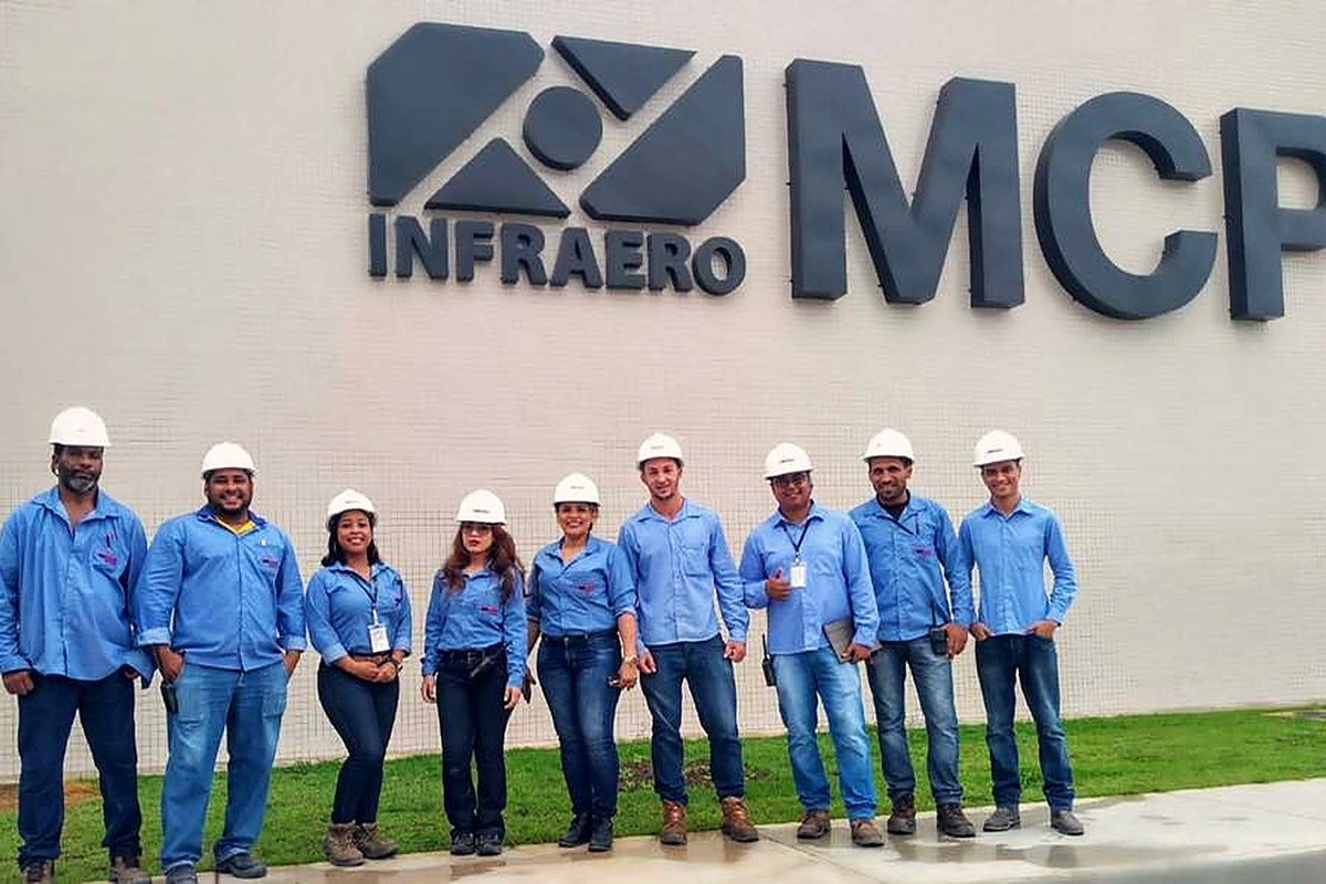Equipe técnica uniformizada em frente ao terminal do aeroporto de Macapá