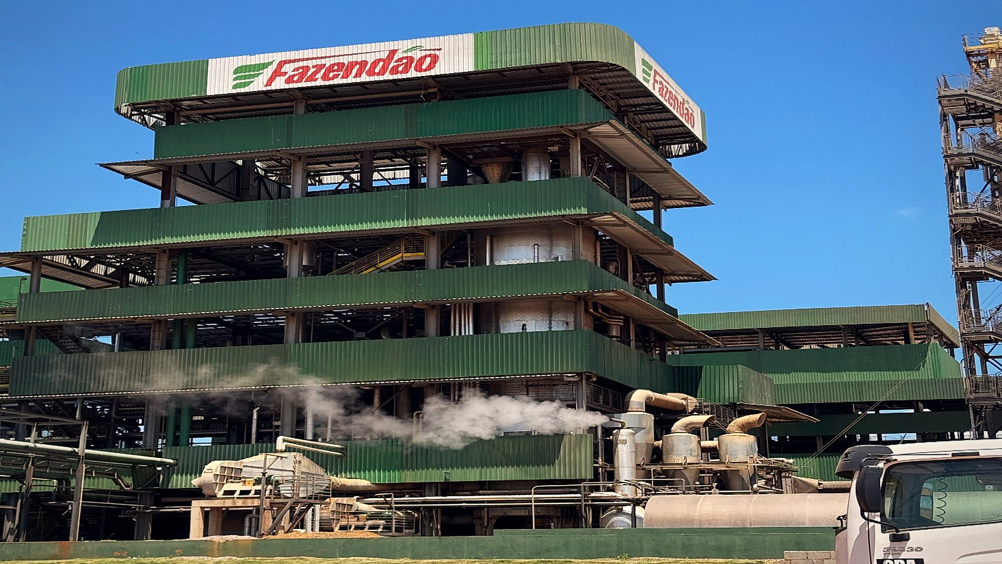Planta industrial do complexo em operação, com estruturas metálicas e vapor saindo do processo