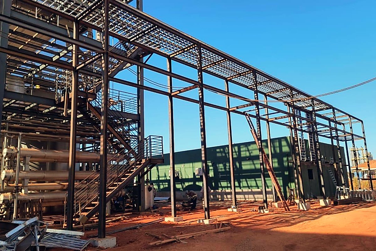 Pipe rack industrial montado em estrutura metálica no complexo