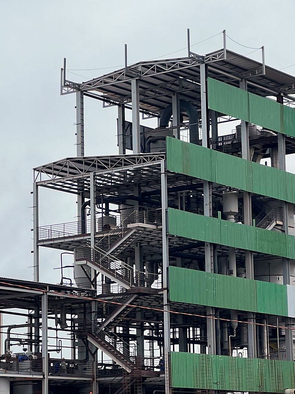 Edificação industrial de vários pavimentos em estrutura metálica durante a montagem