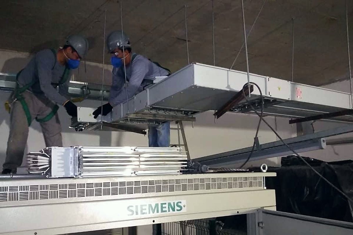 Montagem de barramento blindado no teto técnico do terminal