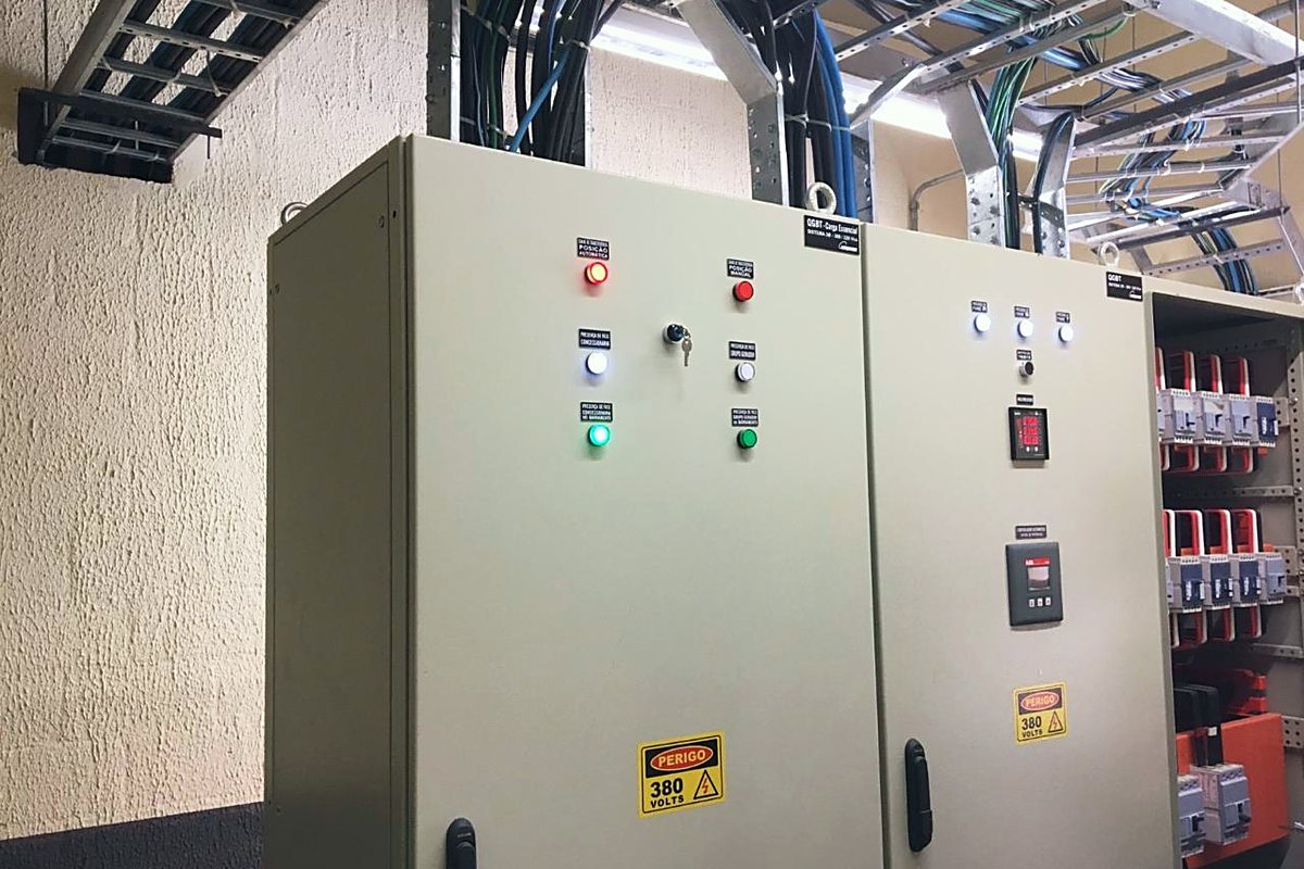 Quadro elétrico instalado com sinalização e infraestrutura de eletrocalha