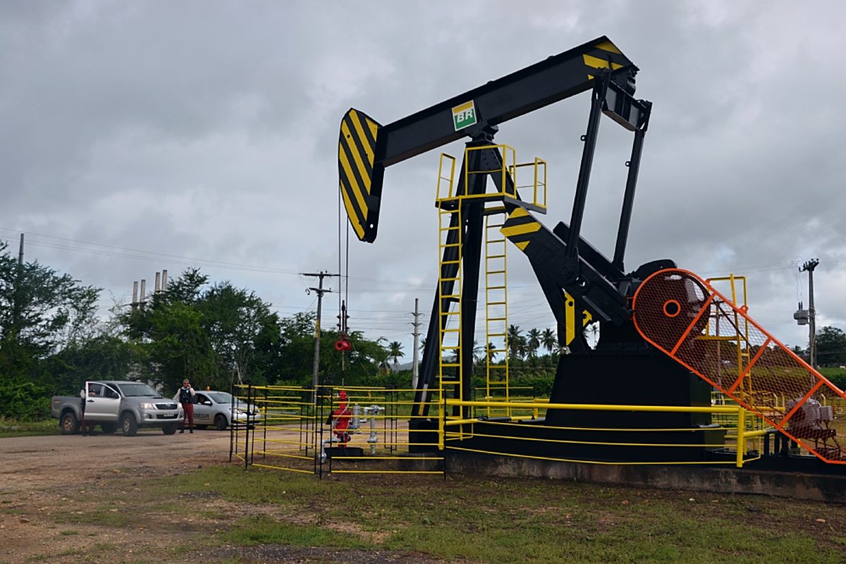 Unidade de bombeio em campo de produção terrestre de petróleo