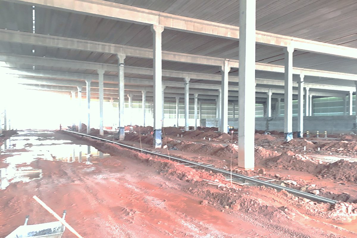Área interna da unidade com drenagem e infraestrutura em execução
