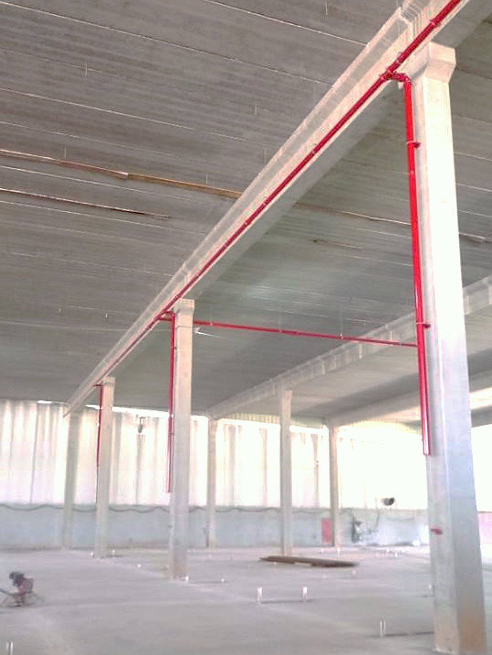 Tubulação de hidrante instalada sob a laje da unidade industrial
