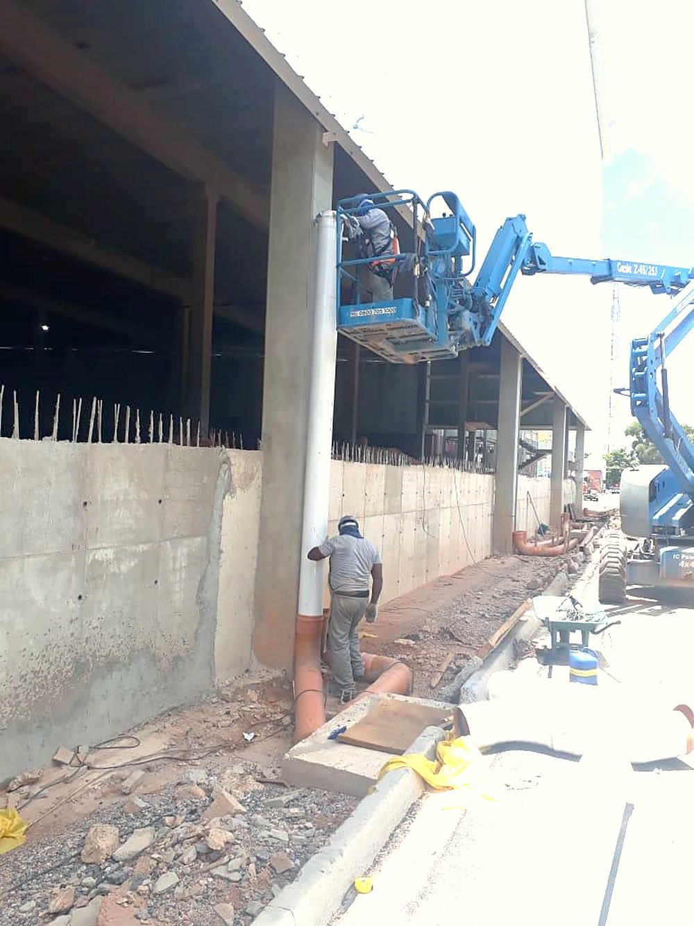 Plataforma elevatória em uso para montagem de tubulação de água pluvial