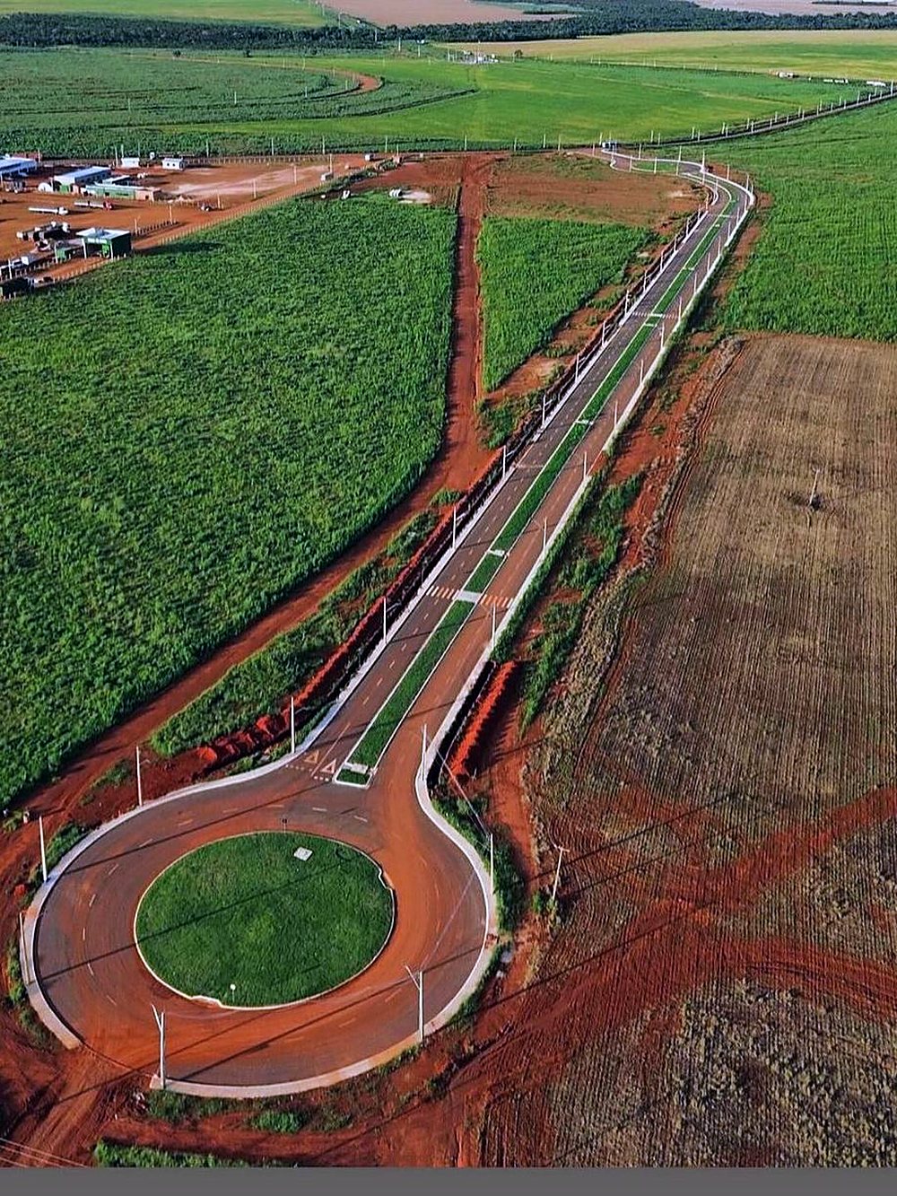 Vista aérea do traçado do loteamento industrial entre áreas de plantio