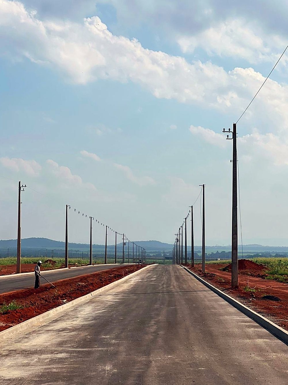 Rede de distribuição e iluminação pública instalada ao longo da via do loteamento
