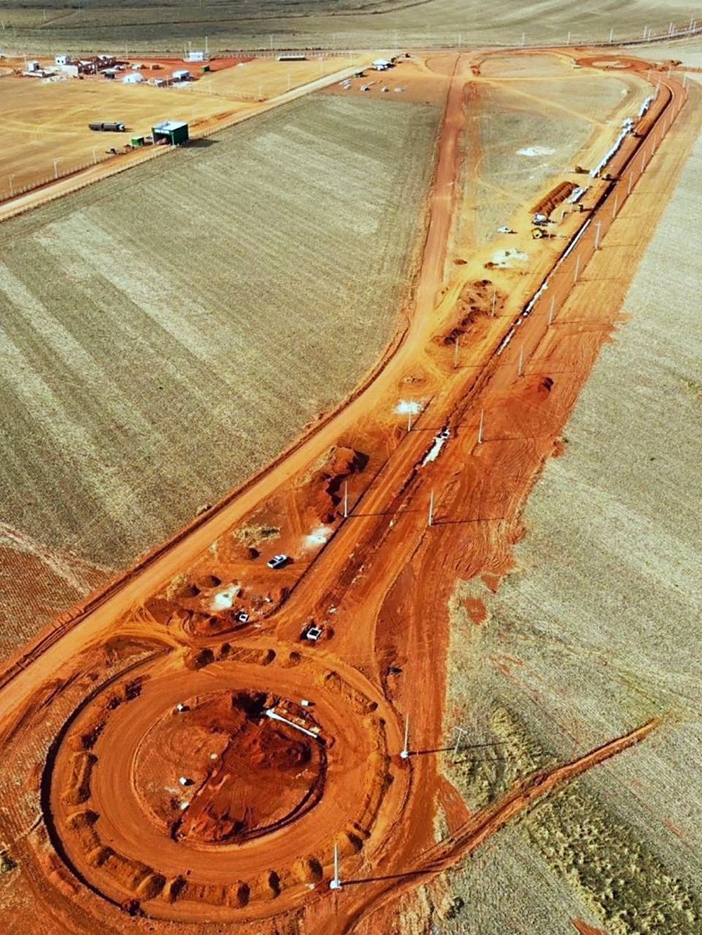 Vista aérea da terraplenagem e do traçado viário em execução